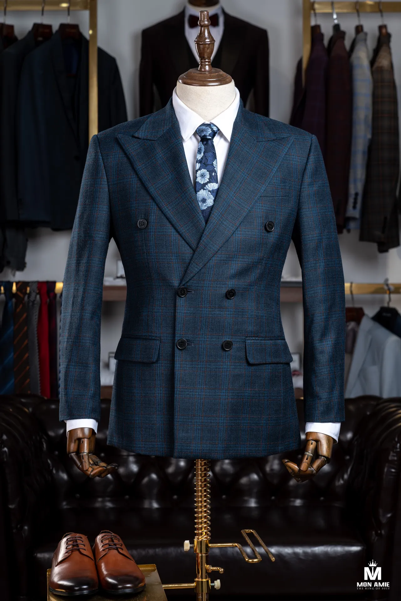 Suit xanh teal ca-rô cài hai hàng ve nhọn, phối cà vạt hoa tại showroom